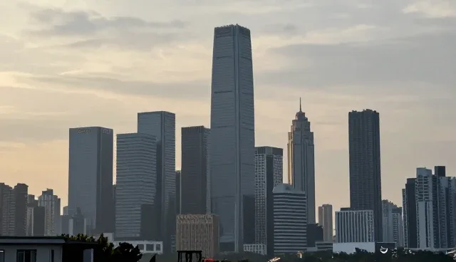 业务发展趋势中，技术支撑的两种路径对比